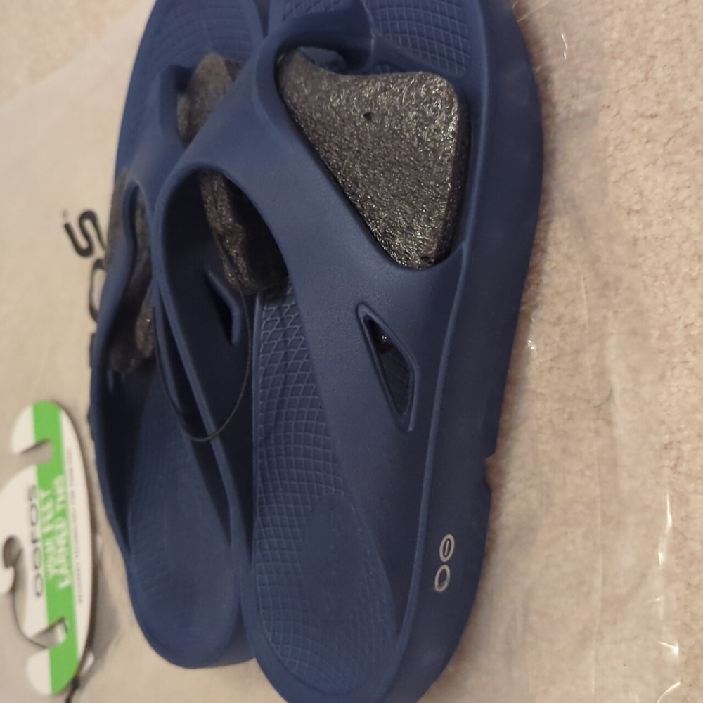 NWT OOFOS Navy Flip flops, M7, W9